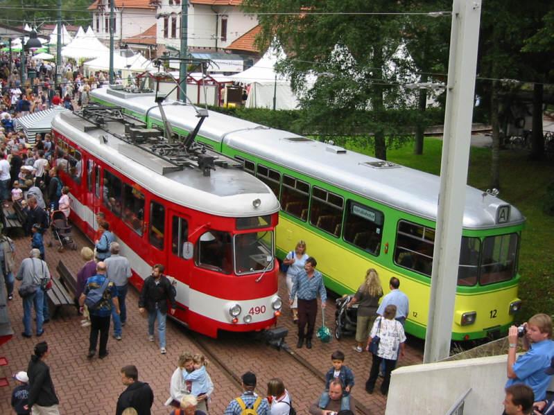Historische Straenbahnen der Albtal Verkehrs Gesellschaft (AVG), einem Unternehmen des Karlsruher Verkehrs Verbundes (KVV) am 22.08.2004 beim Bahnhofsfest in Bad Herrenalb. 