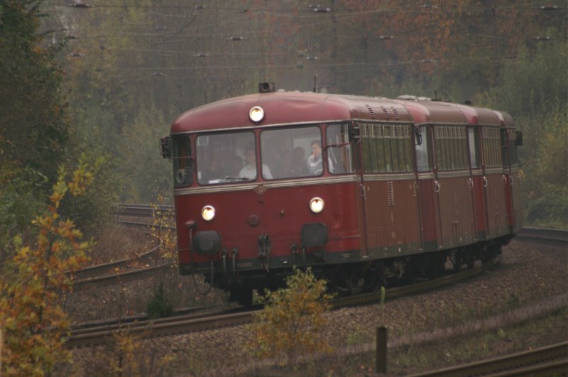 Historischer Schienenbus der Baureihe VT 98 bei der Einfahrt in den Bahnhof Gruiten am 27.10.07 um 11:46:00 Uhr in Fahrtrichtung Wuppertal.
