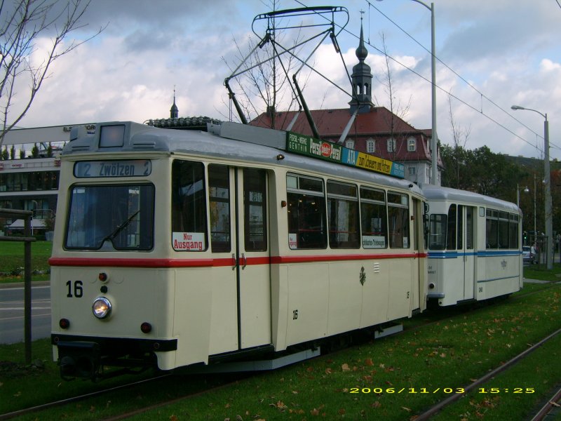 Historischer Triebwagen 16 mit Beiwagen 248 unterwegs auf der Linie 1