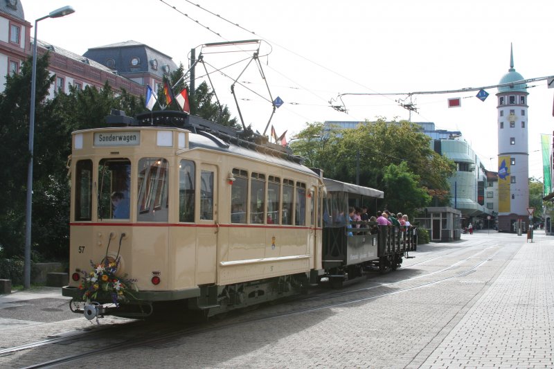 Historischer Triebwagen der Darmstdter Straenbahn Baureihe ST 3. Die Aufnahme ist vom 10.09.2006 in Darmstadt. Der Wagen wurde 1925 oder 1926 ? von Gebrder Gastell / Mainz-Mombach gebaut (hierzu siehe das technische Blatt (nchstes Bild) welches am 10.09. im Wagen aushing). Die elektrische Ausrstung ist von Siemens Schuckert.
