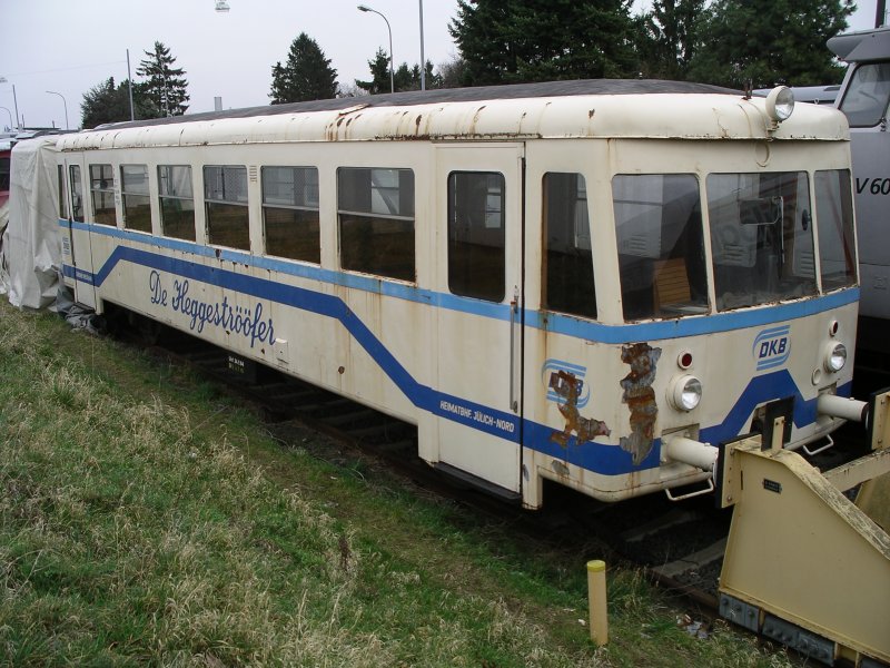 Historischer Triebwagen T1 „ De Heggestrfer“, 

Auch wenn ein Triebwagen heute zum Streifen von Hecken nicht mehr nur auf alten Kreisbahngleisen unterwegs sein muss: Die Hecke, welche er vorne rechts gestreift hatte, muss wohl recht massiv gewesen sein.

Hersteller: Talbot, Typ Taunus, Baujahr 1950,
Der T1 stammt von der Jlicher Kreisbahn. 
Der Kreis Jlich ging im Zuge der Kreisreform im Kreis Dren auf und in Folge dann auch die Jlicher Kreisbahn in der DKB (Drener Kreisbahn). Die DKB hat ihren Schienenverkehr dann 2003 in das Unternehmen Rurtalbahn GmbH outgesourced, an der sie weiter beteiligt ist.

06.02.2004
Dren-Distelrath