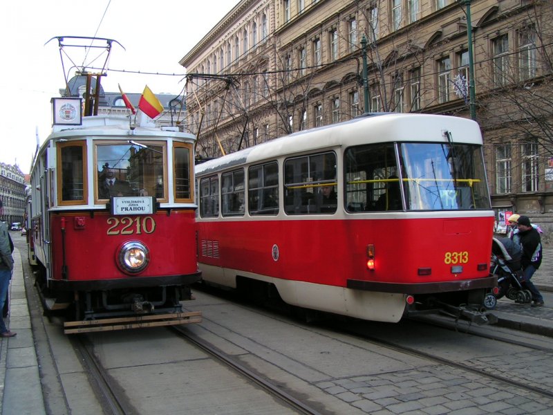Historischer Wagen 2110 an der Haltestelle  Staroměstsk  (Prag 01.12.07).