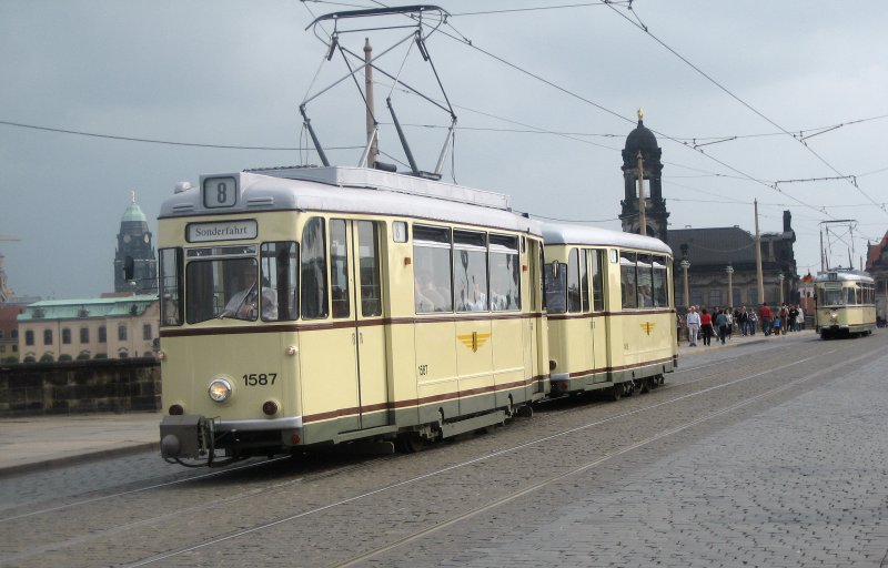 Historischer Zug des Strassenbahnmuseums Dresden,
im Rahmen eines kleinen Korsos - 135 Jahre Strassenbahn Dresden -,
am 02.06.2007 auf der Augustusbrcke.
Triebwagen ET 57(1587)mit Beiwagen EB 57(263011-8 )