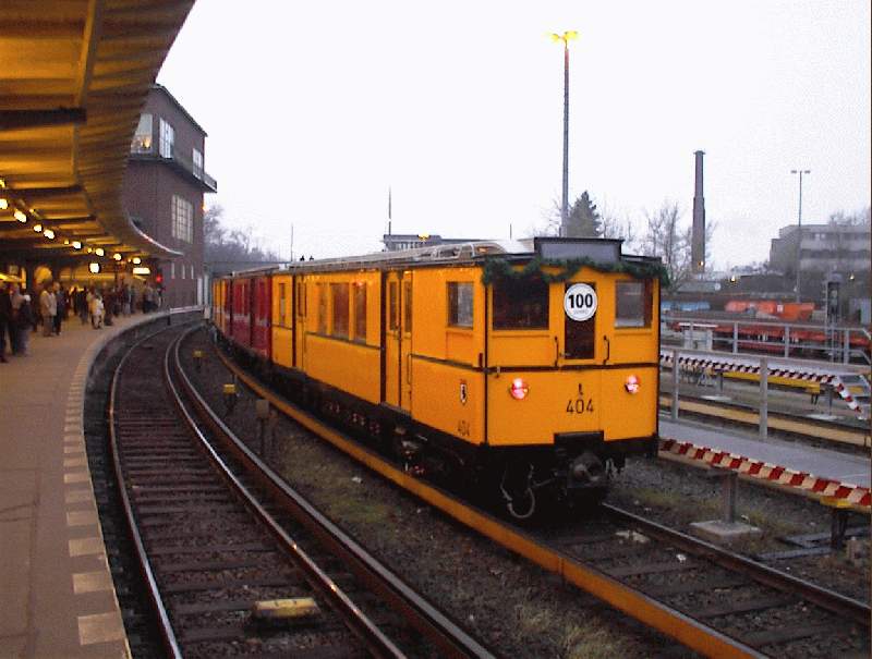 Historisches Kleinprofil-U-Bahn-Fahrzeug im Februar 2002 im Bhf. Olympiastadion.