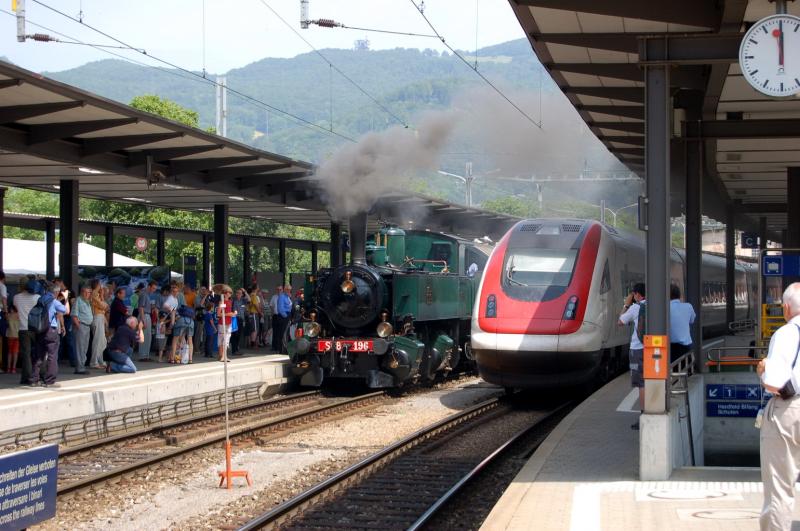 Historisches und Modernes friedlich nebeneinander. Aber die grere Aufmerksamkeit bekommt sicher der Jubilums-Extrazug. 150 Jahre Eisenbahn in Olten wird mit dieser Dampfzug-Sonderfahrt gefeiert.Bhf. Olten SO am 17.6.2006