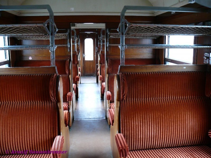 Historisches Plschklasseninterieur in dem belgischen vierachsigen 1.Klasse-Reisezugwagen 21122, der 1935 bei Baume&Mercier gebaut wurde.
10.05.2009
Luxemburg - 150 Joer Eisebunn zu Ltzebuerg