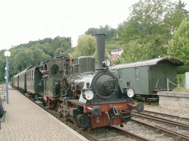 Histor.Nebenbahnzug mit Borsig Lok T3 Nr.30(1904)auch  Chanderli  genannt,am 12.07.09 im Bhf.Kandern.
Rechts sieht man noch einen Teil vom ehem.Arztwagen 
Baden 904 der BadStB von 1909.Heute Kantine der Kandertalbahn.