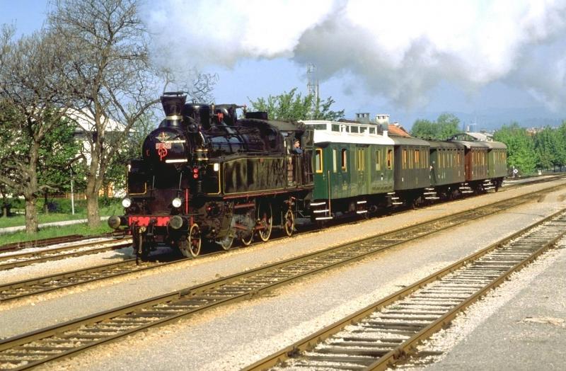 Histor.Zug mit Lok 17-006 (Henschel 1917) von Ljubljana nach Novo Mesto im Mai 1989.(Archiv P.Walter)