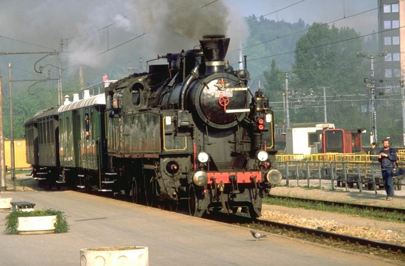 Histor.Zug nach Novo Mesto mit Zuglok 17-006 (Henschel 1917)im Mai 1989 auf dem Bhf.Ljubljana(Laibach) Archiv P.Walter