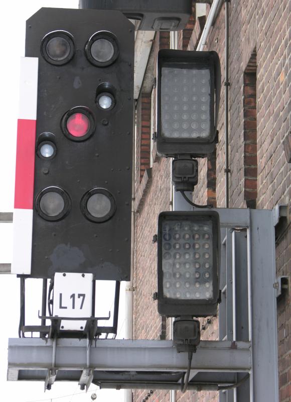 Hl-Signal der ehemaligen DR auf dem Bahnhof Berlin-Lichtenberg mit Hl 13 (jetzt Hp0) und Ra 12. Das Signal ist unmittelbar am Stellwerk B6 befestigt.