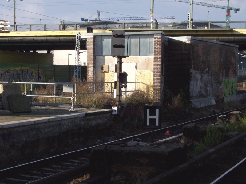 HL10 OHNE ZUGVERKEHR :: Wegen des Streiks der GDL vom 15. bis zum 17.11.2007, jeweils 02:00, hat die S-Bahn Berlin GmbH im Notfahrplan die S3 nur zwischen Erkner und Ostkreuz fahren lassen. Im S-Bahnhof Warschauer Strae war der Bahnsteig 5/6 (BWRSA), der nur von der S3 bedient wird, daher gesperrt worden. Trotzdem zeigte Asig 1408 Hl10. Es handelt sich hier um einen automatischen Block des Typs AB70S, der automatisch in Freilage kommt, wenn der voranfahrende Zug den gedeckten Block verlassen hat. Da nun das nach 1408 folgende Signal stellwerkbedingt ist und Hp0 anzeigt, lt 1408 ordnungsgem einen Haltbegriff erwarten. :: Das Mastschild ist eine Besonderheit der S-Bahnen in Berlin und Hamburg. Es erlaubt dem Triebfahrzeugfhrer nach Halt am gestrten oder haltzeigenden Hauptsignal die Weiterfahrt auf Sicht ohne Rcksprache mit dem Fahrdienstleiter. In Verbindung mit einem Ks-Signal ist diese Regelung leicht abgewandelt.