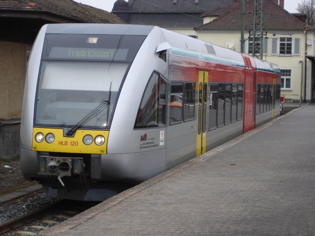 HLB 120 steht im April 2006 im Bahnhof Friedberg.
