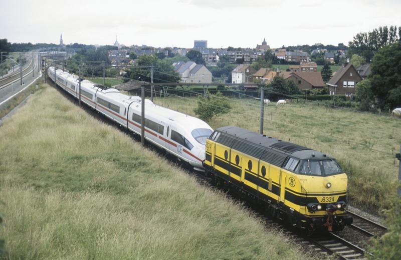 HLD 6324 (Baureihe 6201-6333) schleppt eine ausgefallen ICE3M (BR 406) zurck nach Aachen Hbf. Ausfahrt der Bahnof Leuven am 22/06/2004.
