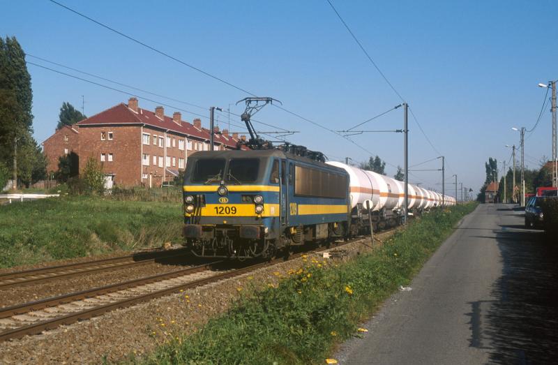 HLE 1209 + Gterzug 47020 Gent - Lille. Mouscron am 16/10/2003.