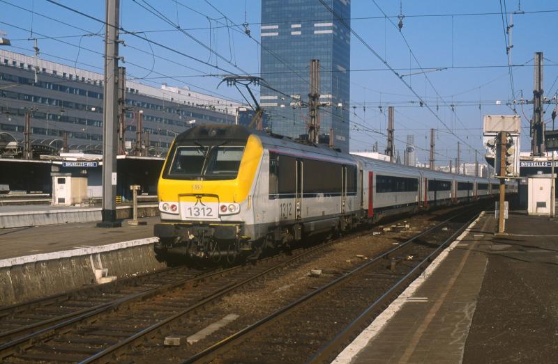 HLE 1312 + IC 534 Eupen - Brssel - Oostende. Brssel Midi am 07/11/2003