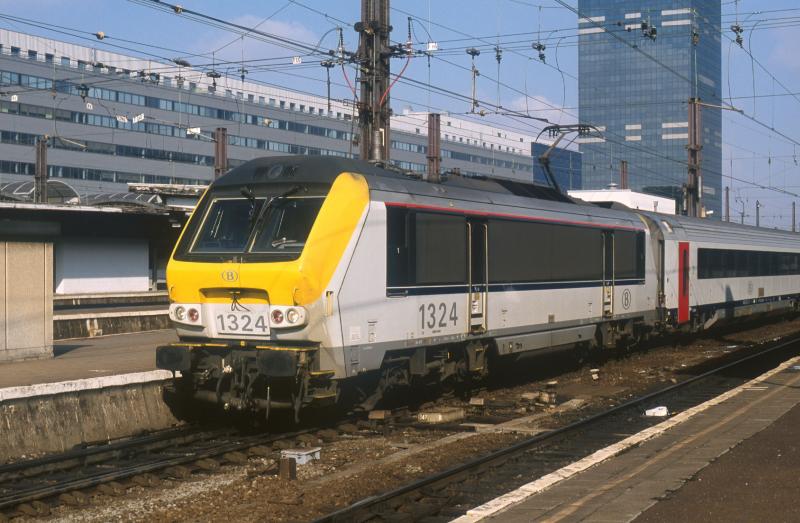 HLE 1324 + IC 534 Eupen - Br�ssel - Oostende. Br�ssel Midi am 01/03/2004