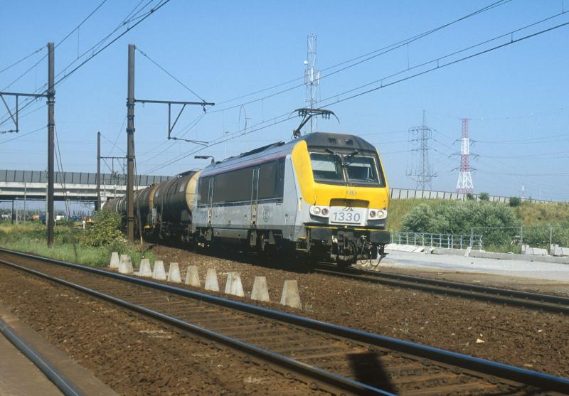 HLE 1330 + Gterzug 45901 nach Thionville. Ausfahrt der Rangierbahnhof Antwerpen-Noord am 29/07/2004