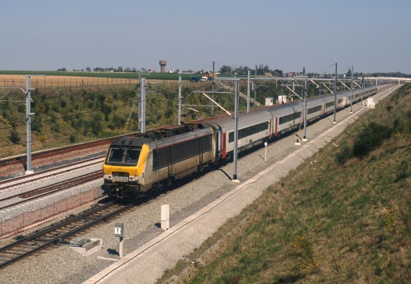 HLE 1335 + IC 536 Eupen - Br�ssel - Oostende. Nossegem am 21/04/2005.
