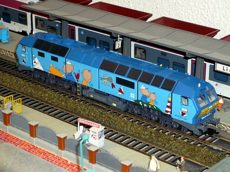 Hobby Trade 172703, DE 2700-03  Kunstlok  der NOB, andere Seite. Die Lok hat gute Fahreigenschaften auch auf Radius 360 mm und der optische Eindruck ist sehr gut, leider hat sie keine Haftreifen und zieht auf 5% Steigung nur drei 300mm-Personenwagen, was bei einer sechsachsigen Premiumlok recht mager ist. Leider gibt es auch bis jetzt von keinen Hersteller passende Personenwagen dazu.