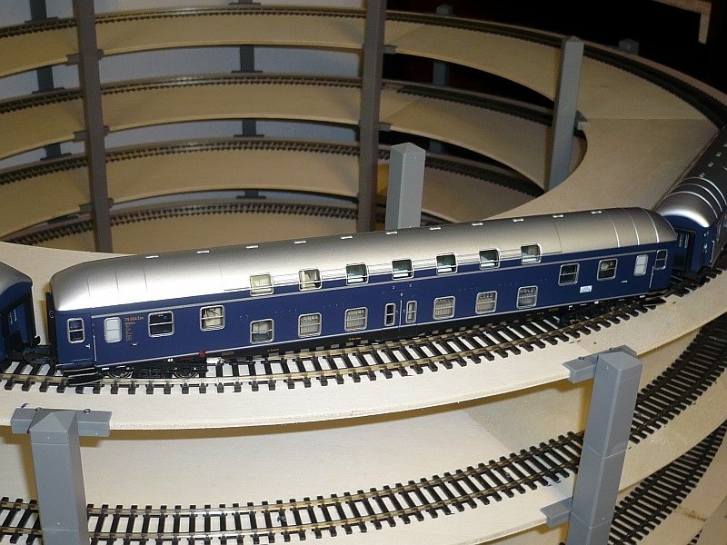 Hobbytrain 42010, Set mit drei 26,4 m langen Wegmann-Doppelstockwagen Baujahr 1951 in blauer Ursprungs-Ausfhrung, hier der Speisewagen. Gibt es auch in 3 spteren grnen Ausfhrungen ohne Speisewagen, der wurde umgebaut. Die Wagen wurden nicht in Serie gebaut, kamen aber auch mit anderen Wagen in D-Zgen zwischen Dortmund - Frankfurt/Main zum Einsatz. Im Handel seit Anfang November 2008.