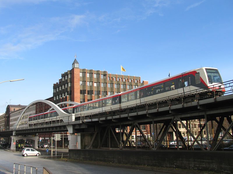 Hochbahn Linie U3 nach Barmbek zwischen den Stationen Rdlingsmarkt und Baumwall; Hamburg 04.12.2007
