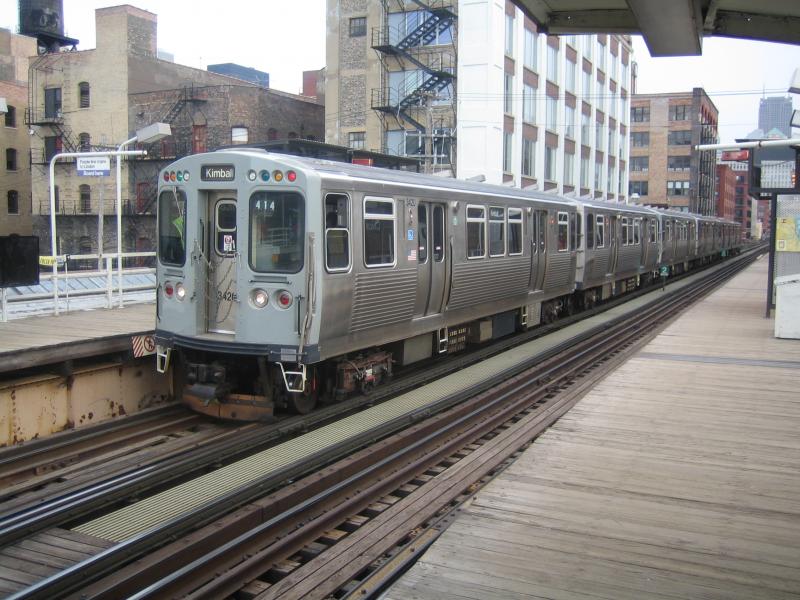 Hochbahnwagen an der Station  Chicago  in Chicago