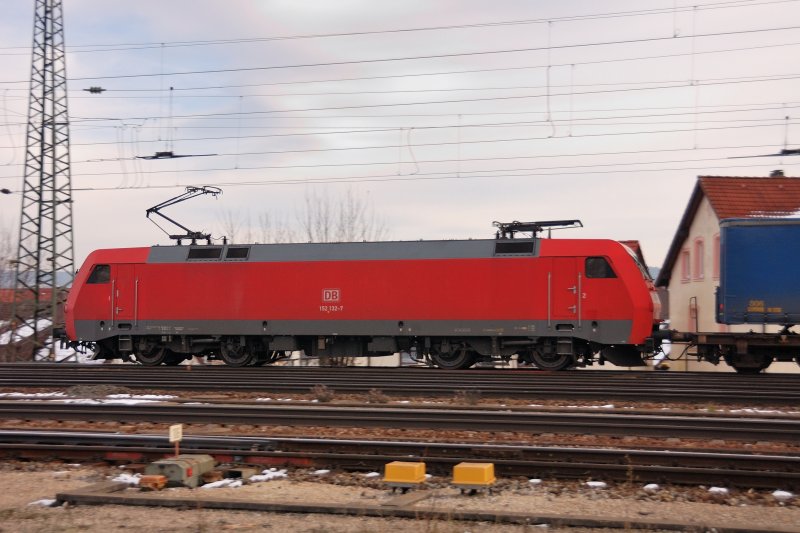 Hochbeinige Sch�nheit: Mitzieher auf 152 132-7 kurz vor Einfahrt Treuchtlingen an der KBS 920. (Ende Nov. 2008)