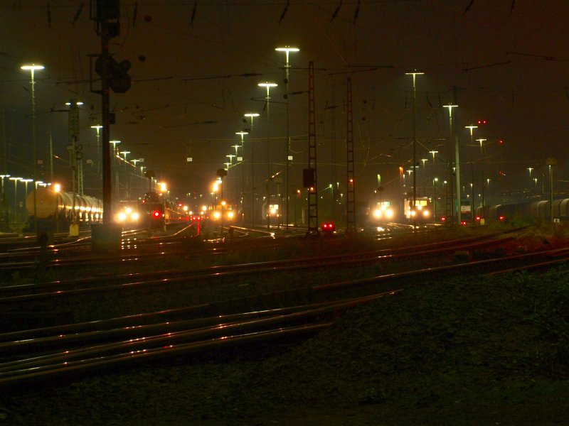 Hochbetrieb in Aachen West nachts um 3Uhr. Hier werden die Gterzge von und nach Belgien abgefertigt. Die E-Loks auf der Montzenroute men auf dem Viadukt von Moresnet durch eine Systemtrennstelle (deutsches 15 kV Wechselstromsystem, belgisches 3 kV Gleichstromsystem). Deshalb wird der Grenzverkehr mit Cobra Mehrsystemloks abgewickelt bzw. mit Class66 Dieselloks.