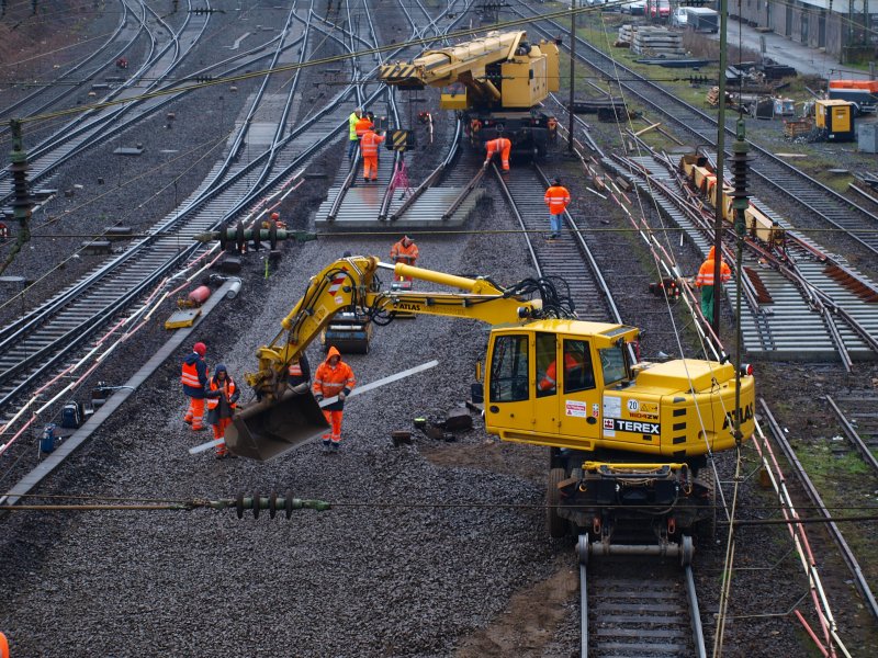 Hochbetrieb an der Baustelle im Gleisvorfeld des Westbahnhof Aachen am 29.03.2009. An diesem Wochenende wird eine Doppelkreutzweiche ausgewechselt. Deshalb ist die Strecke nach Belgien gesperrt.