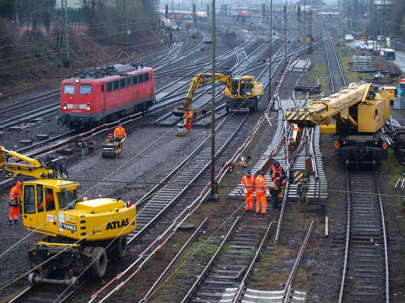 Hochbetrieb an der Baustelle im Gleisvorfeld des Westbahnhof Aachen am 29.03.2009. An diesem Wochenende wird eine Doppelkreutzweiche ausgewechselt. Deshalb ist die Strecke nach Belgien gesperrt.
