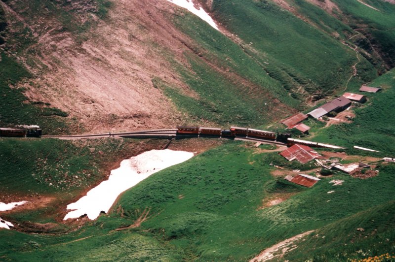 Hochbetrieb auf der Brienz-Rothornbahn am 17.6.2000.
5 Zge drangeln sich an einer Ausweichstelle.