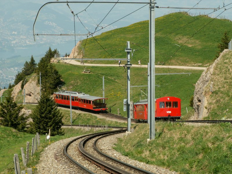 Hochbetrieb auf der  Knigin der Berge  Zwei Zge der VRB auf der Talfahrt Richtung Vitznau.Links das Gleis der ARB.Rigi-Kulm 23.05.09
