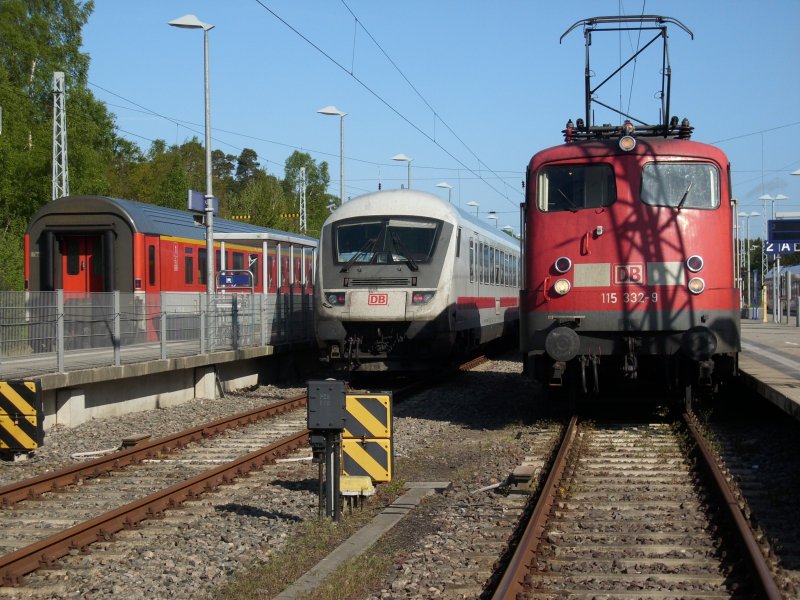 Hochbetrieb in Binz.Am 09.Mai 2009 waren alle Gleise in Binz besetzt.Links der EC 379 Binz-Brno auf Gleis 3,Mitte der IC 2213 Binz-Stuttgart auf Gleis 4,der zum Zeitpunkt der Aufnahme noch als Leerpark abgestellt war und Rechts die 115 332 auf Gleis 2,die den EC 379 �bernehmen wird.Au�erdem war auf Gleis 1 noch der Flirt 429 029 zum Zeitpunkt der Aufnahme in Binz.   