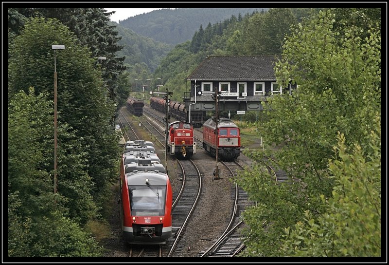 Hochbetrieb in Brgge(Westf): 648 621/121 verlsst als RB52  Volmetalbahn  nach Dortmund Hbf den Bahnhof Brgge(Westf). Auf den Nebengleiesen steht 294 604 und 232 909 mit  Hollandltzchen . (10.07.2009) 

