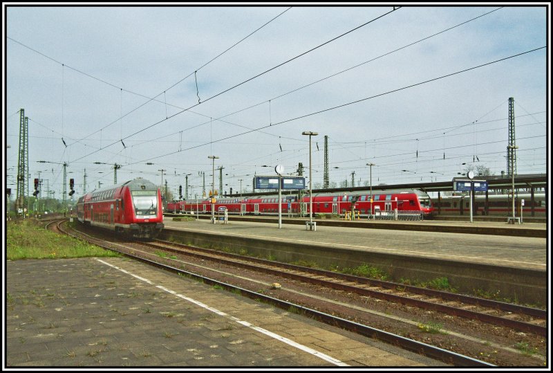 Hochbetrieb in Hamm (Westf): Auf Gleis 11 wird ein RE1  NRW-Express  nach Aachen Hbf bereitgestellt, wrend auf Gleis 7 ein RE7  RHEIN-MNSTERLAND-EXPRESS  nach Krefeld einfhrt. Auf Gleis 6 wartet ein ICE nach Berlin Ostbahnhof. Aufgenommen am 13.04.07