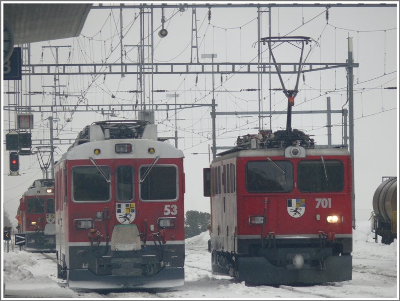 Hochbetrieb in Pontresina. Ge 6/6 II 701  Raetia  neben ABe 4/4 III 53  Tirano . Dahinter ABe 4/4 III 54  Hakone  und Gem 4/4 802  Murmeltier , die sich gemeinsam mit einem reinen Gterzug ber die Bernina nach Poschiavo bereitmachen. (17.02.2009)