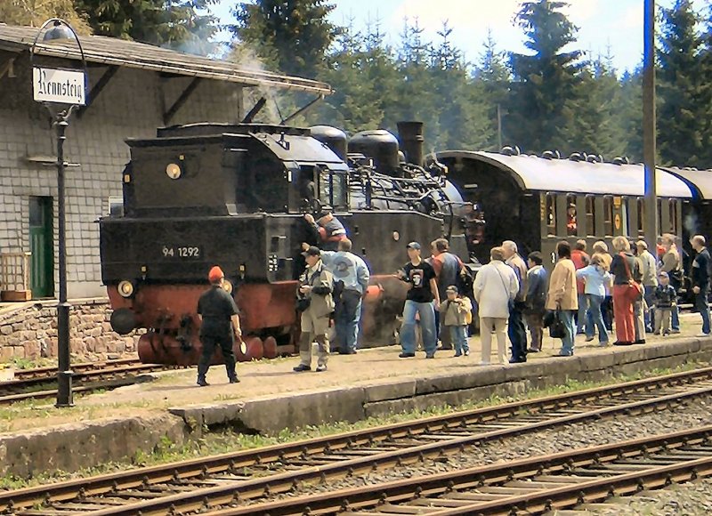 Hochbetrieb im sonst verlassenen Bahnhof Rennsteig. Es steht ein Zug der Rennsteigbahn mit der BR 94 zur Fahrt nach Ilmenau bereit, 2005