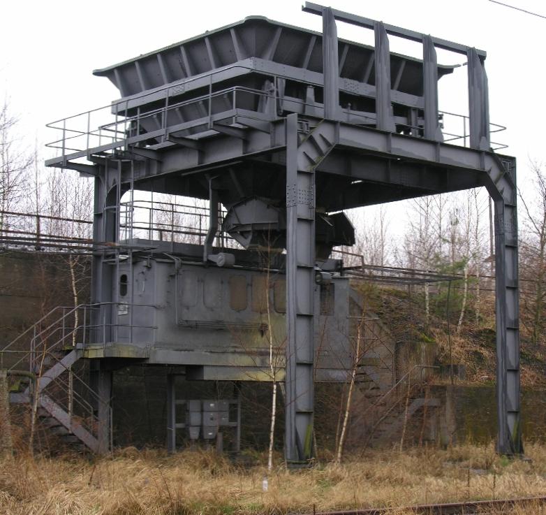 Hochbunker-Bekohlungsanlage in Wustermark Rbf am 8.4.2005. Anlage ist auer Betrieb.