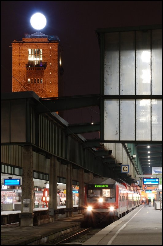 Hochformat-Nachtaufnahme in Stuttgart Hbf. Unten im Bild ist ein regionalExpress nach Donauwrth. Aufgenommen am 08.03.08