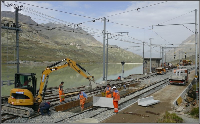 Hochgebirgsbaustelle in Ospizio Bernina auf 2253 m /M..Hier kann nur whrend einer kurzen Periode im Sommer/Herbst gearbeitet werden und das alles bei laufendem Betrieb. Da gleichzeitig die Station Morteratsch um- und ausgebaut wird und es somit an Kreuzungsmglichkeiten fehlt, sind die meisten Zge etwas versptet. Trotzdem ist es eine logistische Meisterleistung, den zur Zeit riesigen Verkehr und die Bauarbeiten zu koordinieren. (10.09.2008)