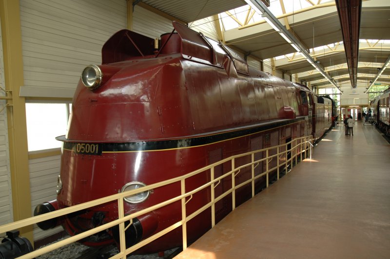 Hochgeschwindigkeitsdampflok 05 0001 im Lokschuppen des Verkehrsmuseum N�rnberg; 28.05.2006