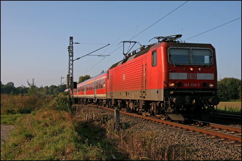 Hochsommer im Oktober;-) Whrend die Abendsonne langsam untergeht, bringt die Dortmunder 143 234 die RB91 (RB 39175)  RUHR-SIEG-BAHN  von Hagen Hauptbahnhof ber Finnentrop und Kreuztal nach Siegen. (06.10.07)