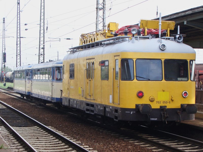 Hochwaldbahn 702 050 + ein unbekannter + VT 57 am 22.4.2009 in Gro�korbetha.
Kann mir jemand sagen welcher der Mittlere war/ist?