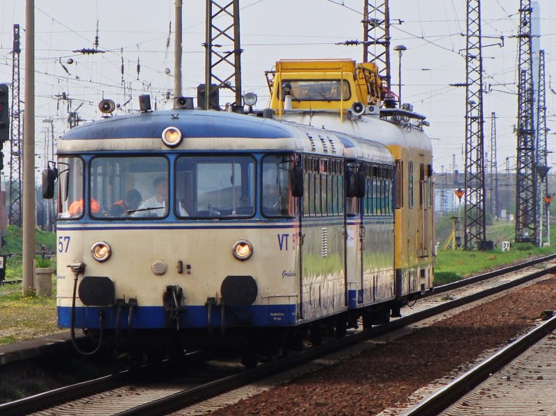 Hochwaldbahn VT 57 + ein unbekannter + 702 054 am 22.4.2009 in Grokorbetha.
Kann mir jemand sagen welcher der Mittlere war/ist?