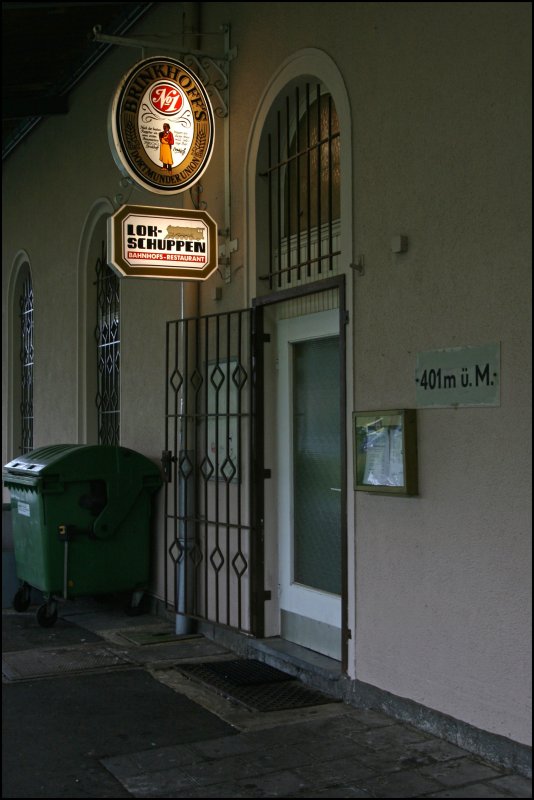Hhenangabe und Restaurantschild im Bahnhof Ldenscheid. Aufgenommen am Morgen des 21.06.07
