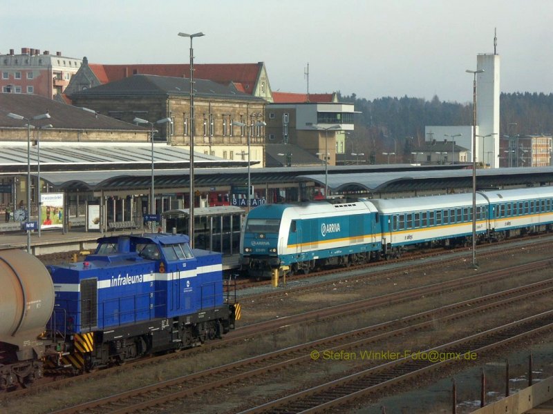 Hof Hbf am 06.02.2009: Begegnung zwischen ALEX mit BR 223 und einem �lzug, der an dem Tag mit InfraLeuna 133, eine ex. DR V100-Type bespannt war. Im R�cken des Fotografen auf dem Luftsteg herrschte reges Treiben am Container-Terminal das aus allen N�hten platzt....