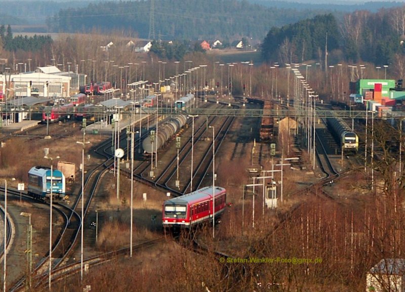 Hof Hbf am Abend des 30.03.2009, Hochhausblick �ber alle Anlagen. Bei genauer Betrachtung sehen wir etliche Baureihen und Loks. eine 223 des Alex setzt um, ein 628.2 f�hrt grade nach Bad Steben (oder kommt rein) und im G�terbahnhof steht ER 20-002 und wartet auf Ausfahrt. Im Container-Terminal eine weitere 223 vor dem Container-Zug.....