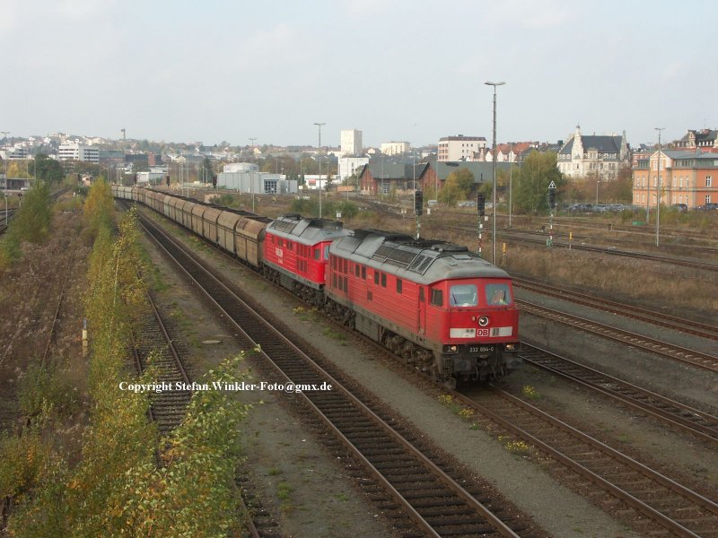 Hof Hbf bei Einfahrt eines Gag mit Kohle, gefhrt von 2x BR 232. Hinten der ehem. Ringschuppen des frheren schsischen Bw in Hof, in dem zuletzt die Reisebusse standen. Den kann man kaufen...
JA - ich weiss dass das Copyright strt. Aber die Bilder hier sind zum Betrachten und nicht zum unberechtigten Abgreifen gedacht. Verwendungsgenehmigung gibt es bei mir als Urheber.