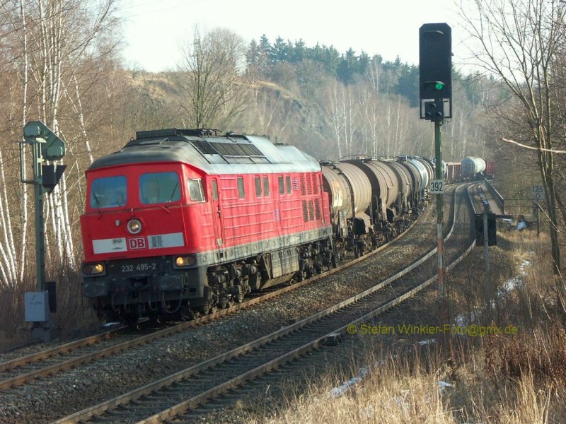Hof - Moschendorf im Februar 2009: Eine  Ludmilla  mit langer Leine erreicht bald die Saalestadt. Hier hat der Gterzug gerade die Saalebrcke berquert und passiert die Stelle des ehem. HP Moschendorf. Diese Leistung konnte schon mehrfach so gegen 13.45 werktags gesehen werden...