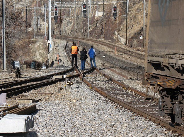 Hoffentlich sind das keine Bahnbilder.de Fotografen! Der grundstzlich gefhrliche Aufenthalt auf Betriebsgeleisen scheint in diesem Fall keine unmittelbare Bedrohung darzustellen. Das Stehen auf dem Schienenkopf und den Weichenzungen ist hingegen zu jeder Zeit uerst gefhrlich!
(Lalden 16.02.2008)
